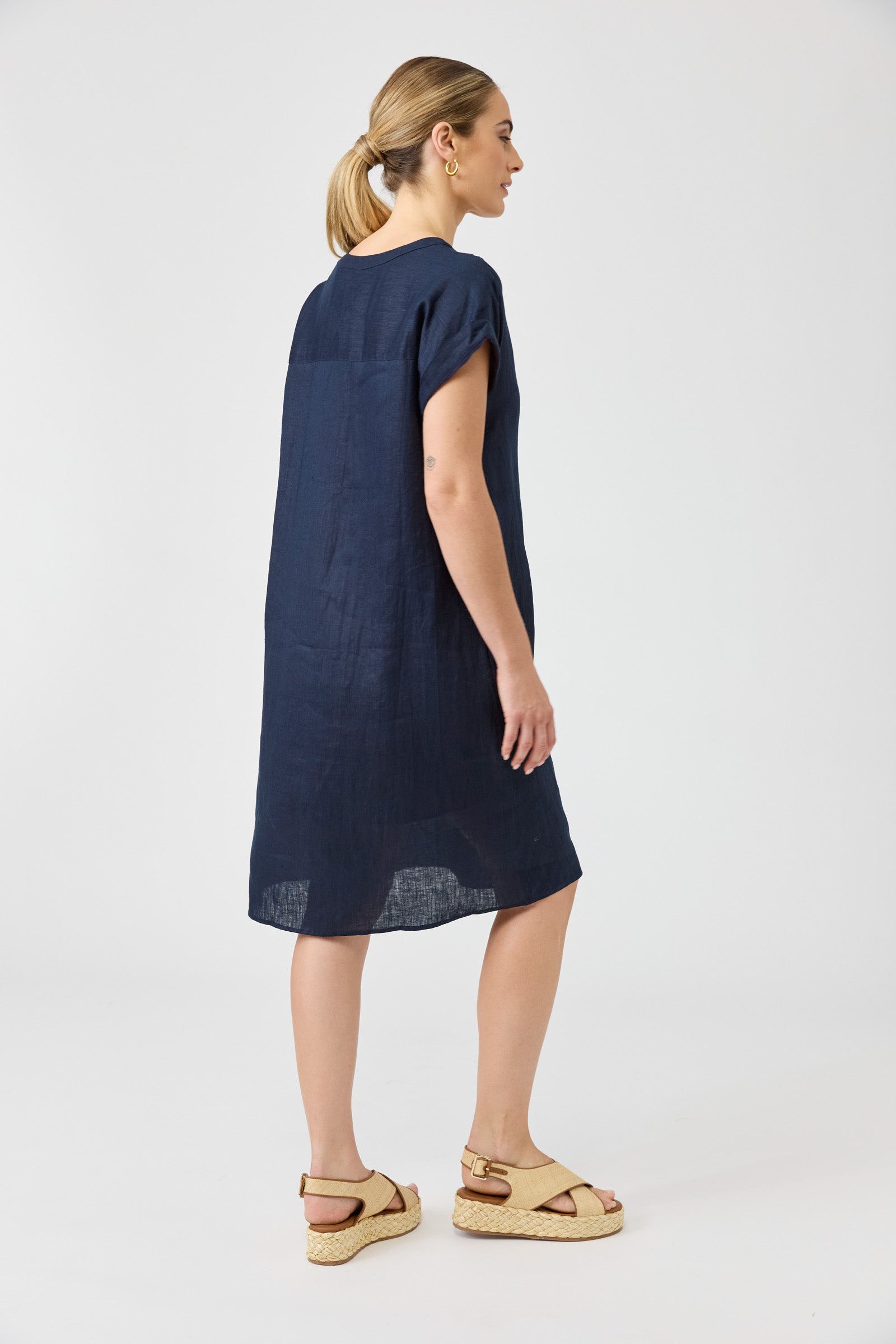 Eb&Ive Studio Linen Midi Dress with pockets navy blue Work wear Dress Eb & Ive short sleeve V neck travel Natural crisp shift Holiday travel dress