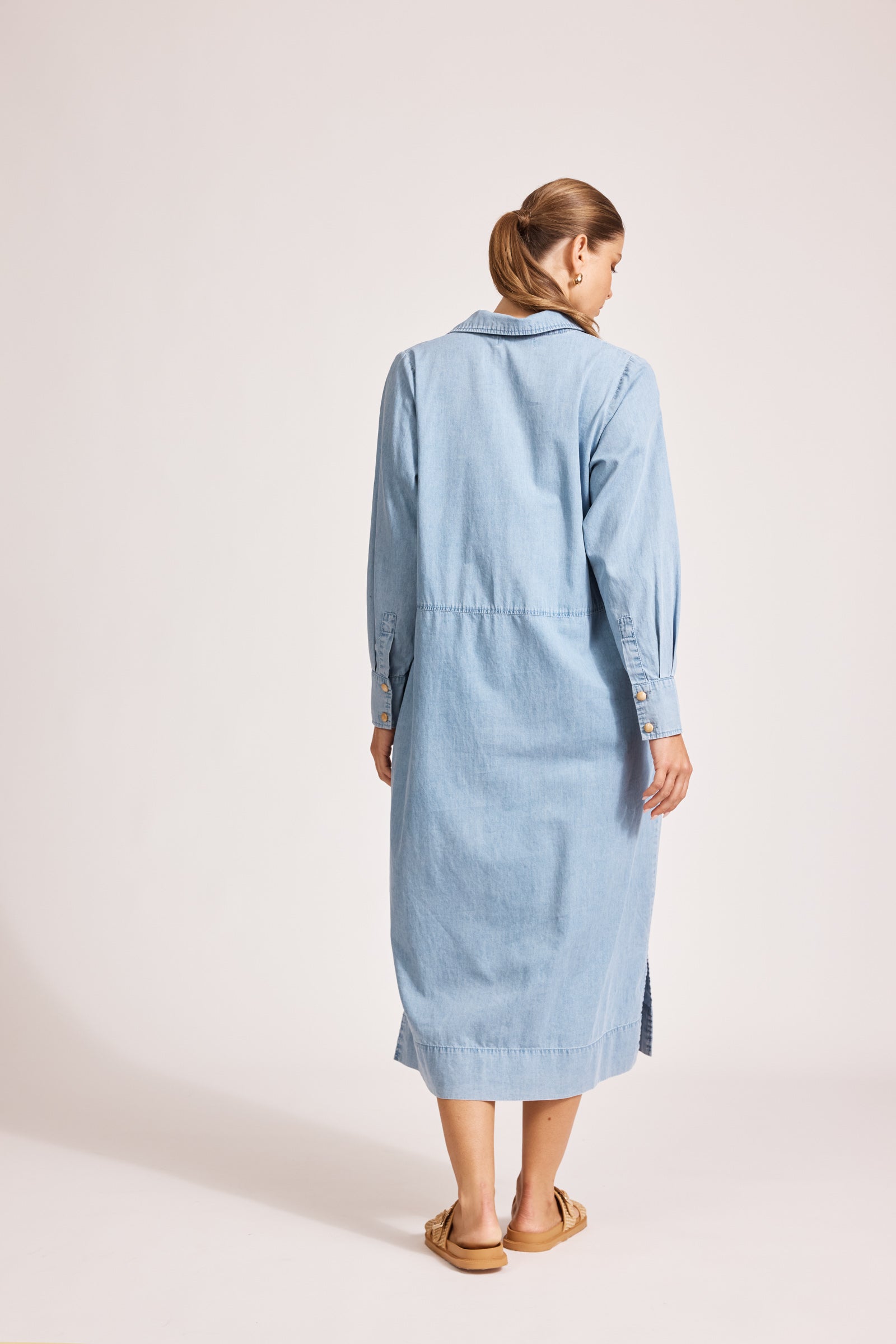 Eb&Ive Melenia Denim collared shirt dress long sleeve V neck with collar relaxed market dress shirt maker cotton summer midi dress vintage light blue wash 
