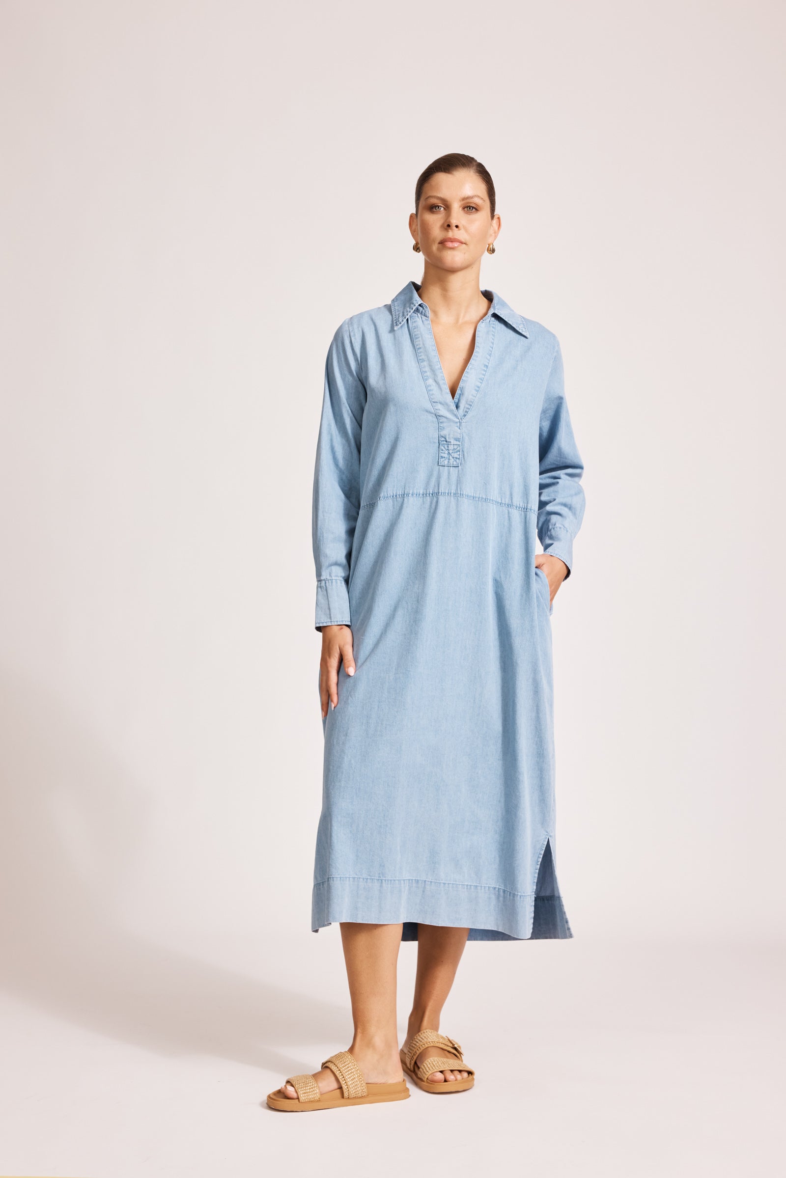 Eb&Ive Melenia Denim collared shirt dress long sleeve V neck with collar relaxed market dress shirt maker cotton summer midi dress vintage light blue wash 