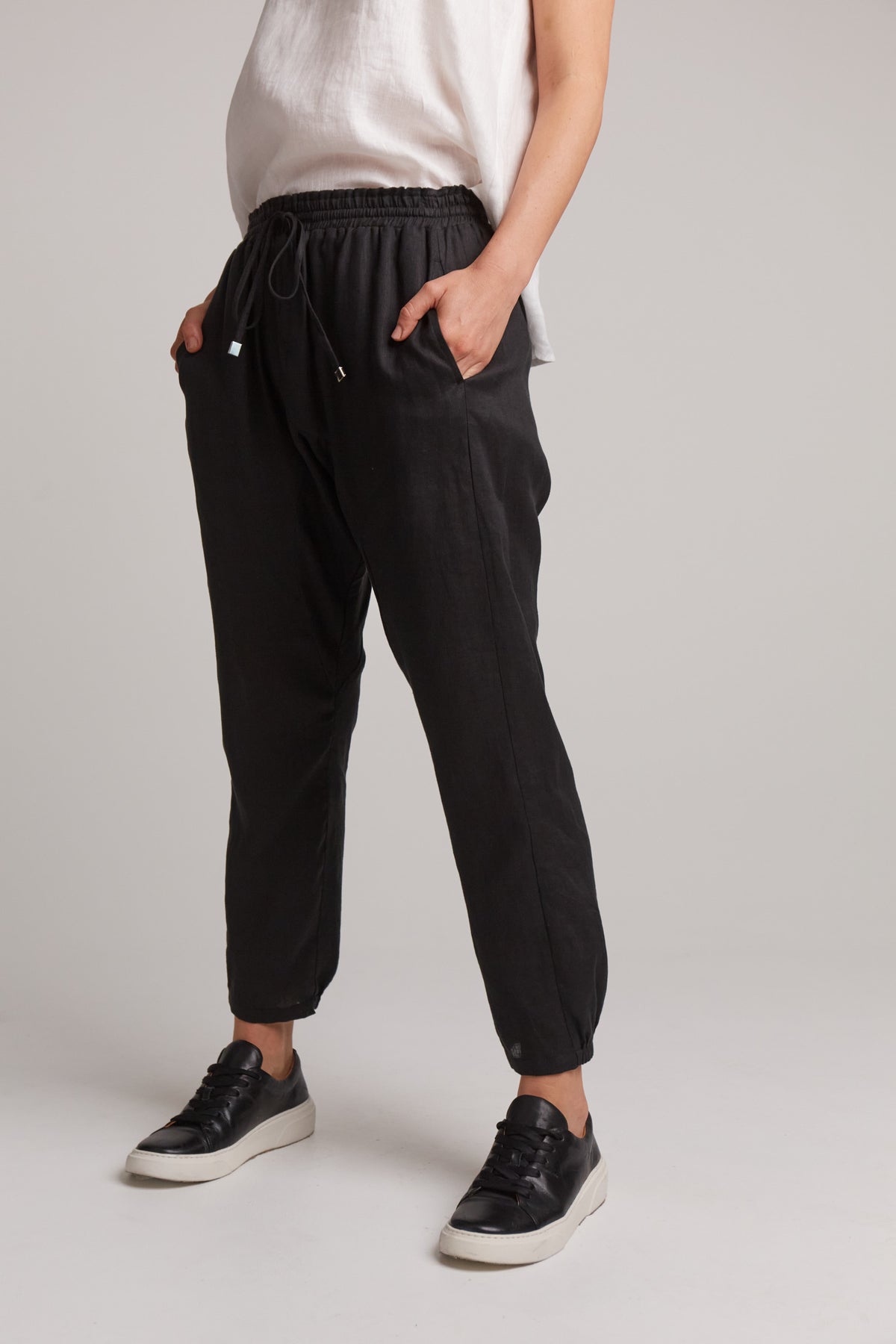 Eb&amp;Ive Studio Linen Relaxed Pant Jogger Weekend Pant Travel Pant Black