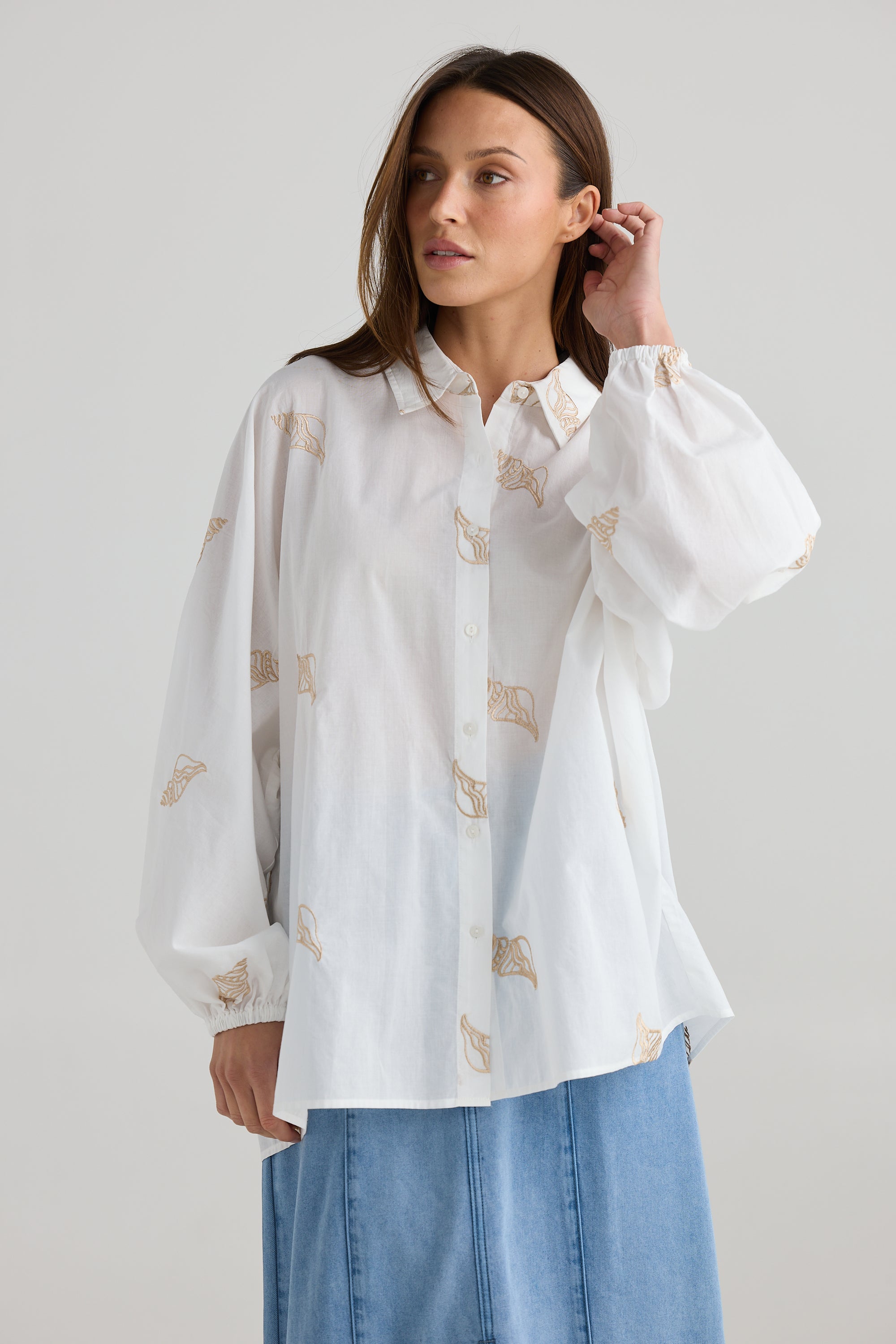 Cliffside Shirt - White / Gold Shells