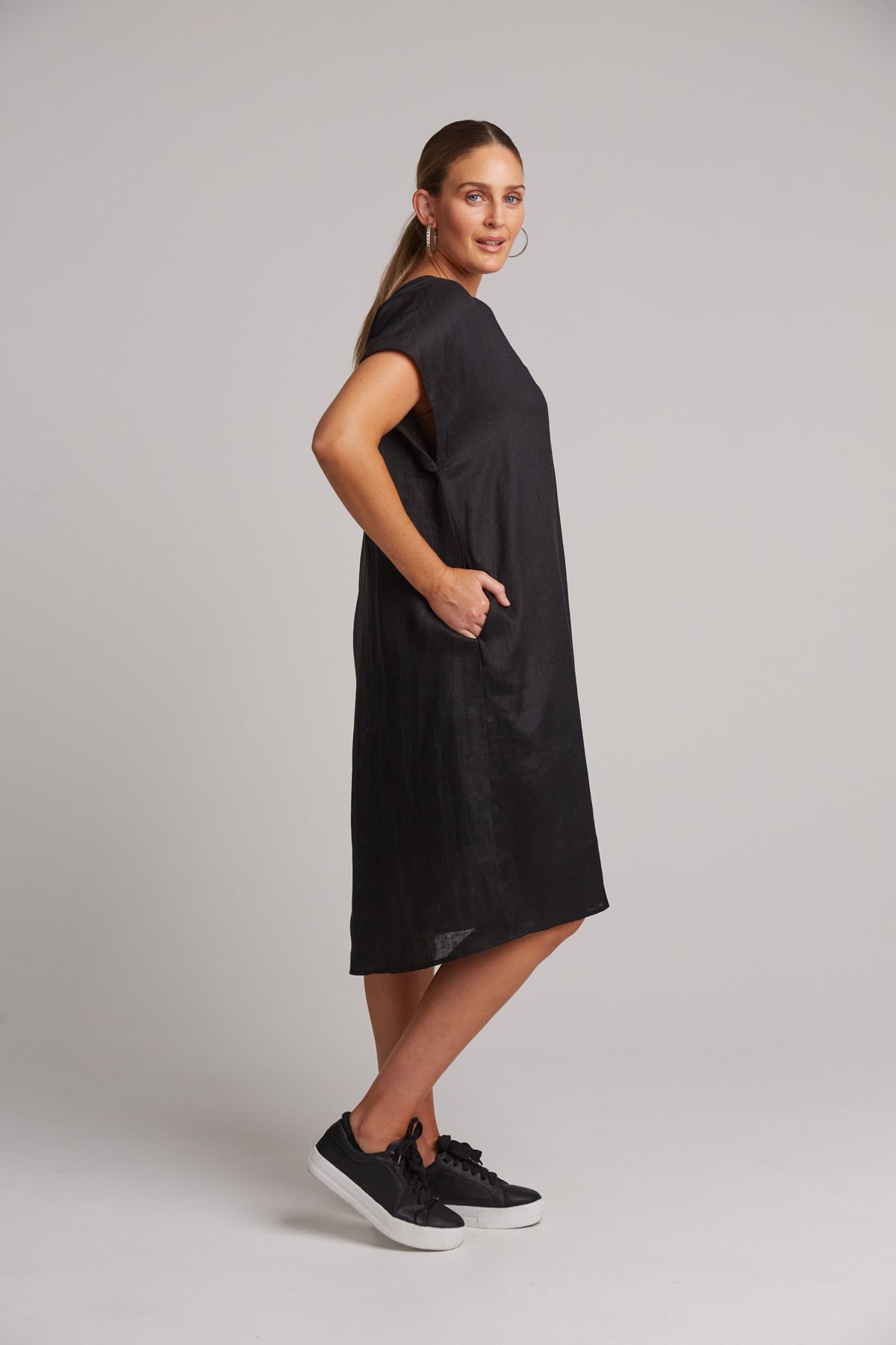 Eb&amp;Ive Studio Linen Midi  Dress with pockets Black Work Dress
