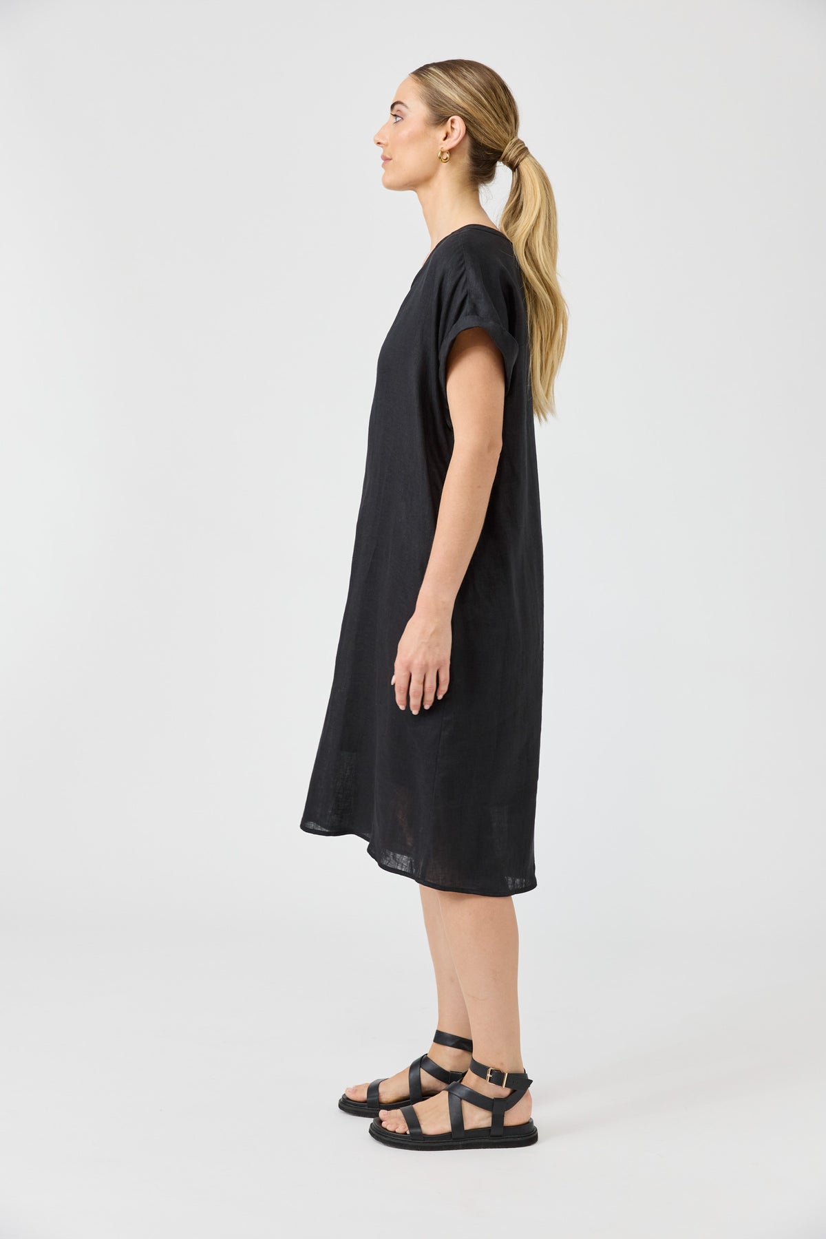 Eb&Ive Studio Linen Midi Dress with pockets black Work wear Dress Eb & Ive short sleeve V neck travel Natural crisp shift Holiday travel dress ebony