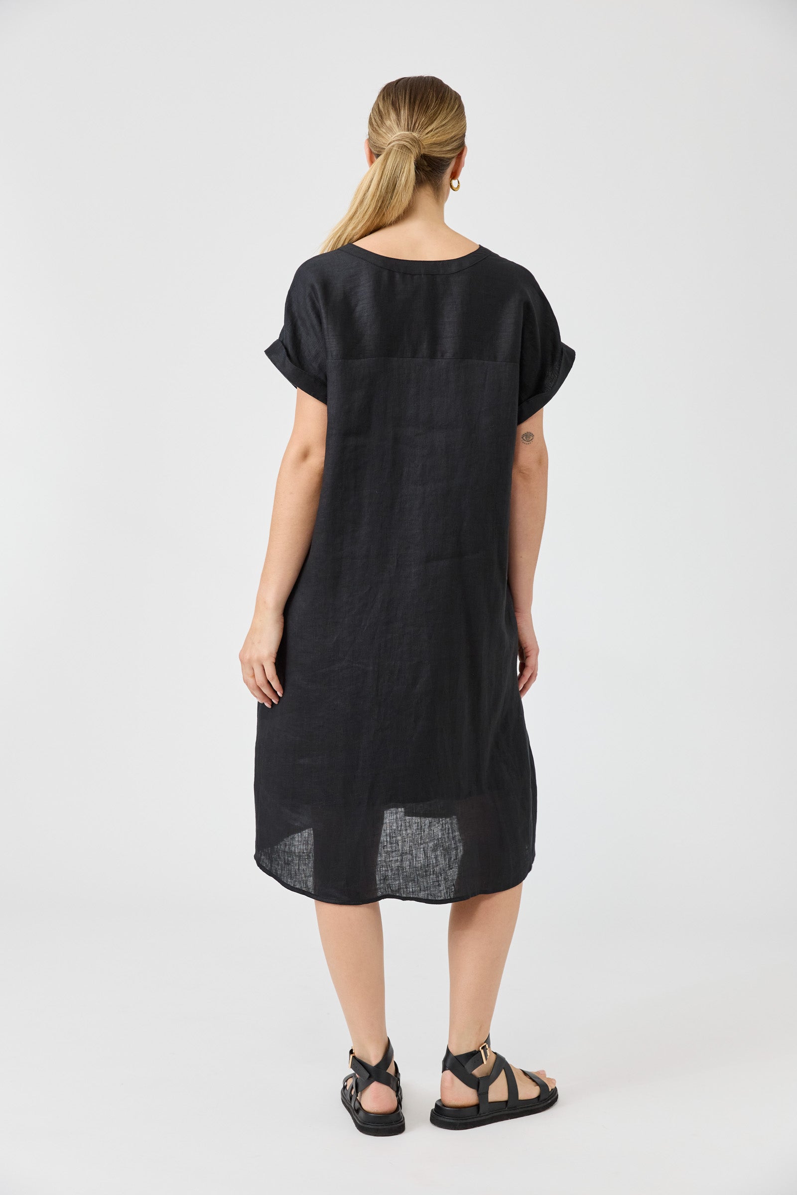 Eb&Ive Studio Linen Midi Dress with pockets black Work wear Dress Eb & Ive short sleeve V neck travel Natural crisp shift Holiday travel dress ebony