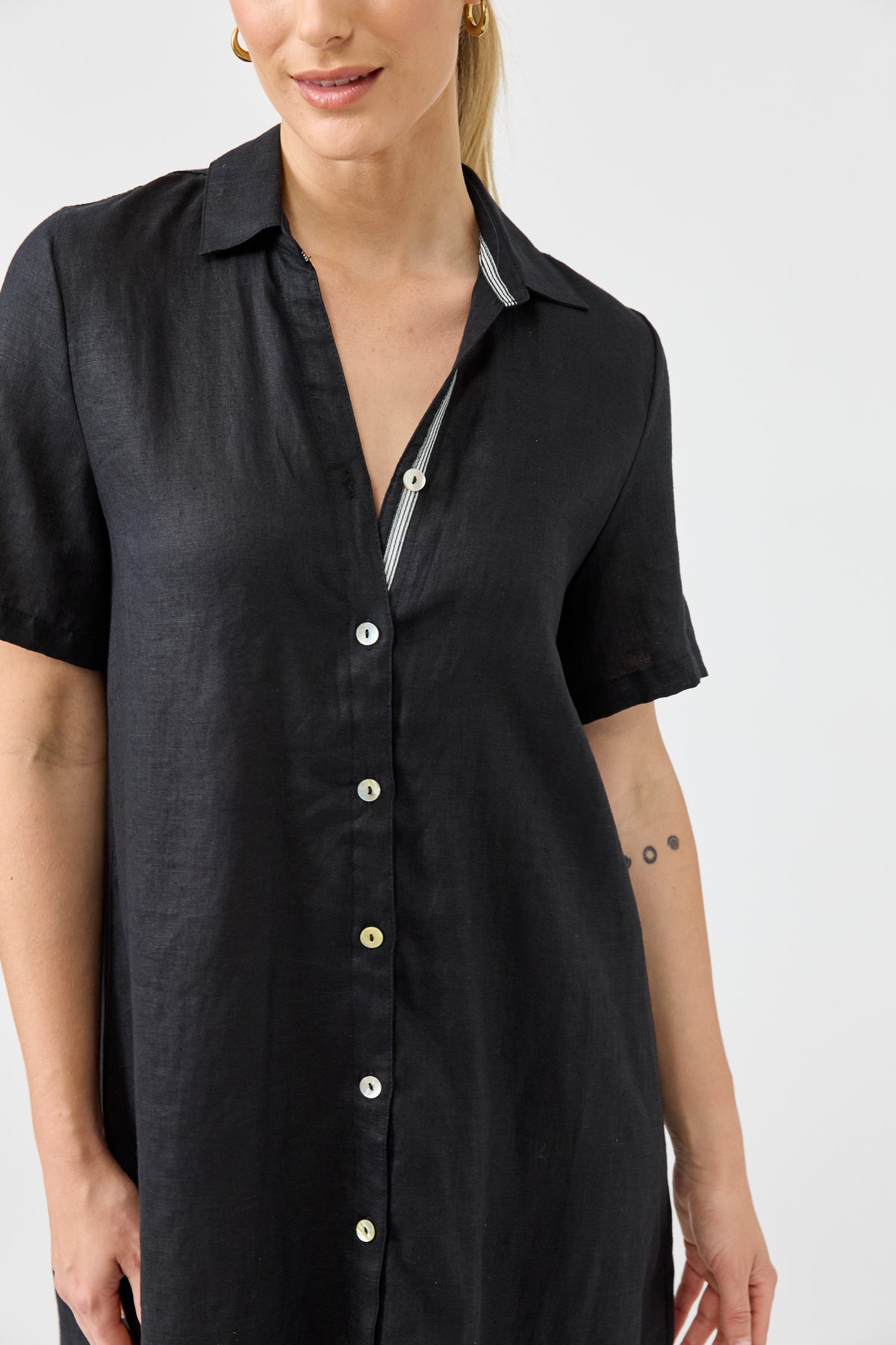 Eb&Ive Studio Linen Short Shirt Dress Black Eb&Ive Studio Linen Short Shirt Dress Black eb Ive Classic shirt collar Button through front Short sleeve Below knee length Curved hem 