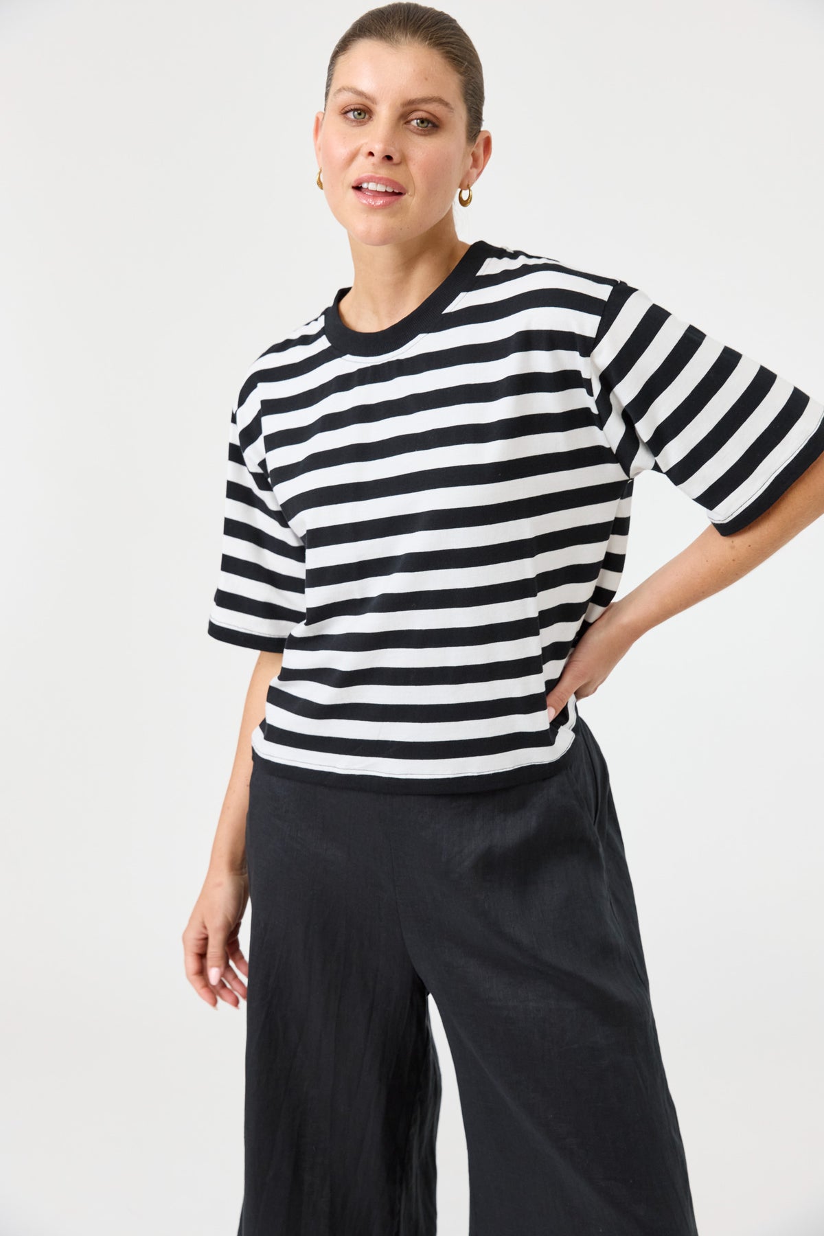 Studio stripe T-shirt black white Tee crew neck elbow length sleeve loose boxy fit cotton hip length relaxed silhouette three-quarter sleeve classic stripes casual wear